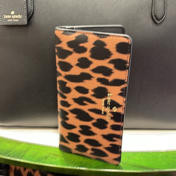 Kate Spade Schuyler Large Slim Bifold Wallet
COLOR:
Multi
NWT - Picture 12 of 16